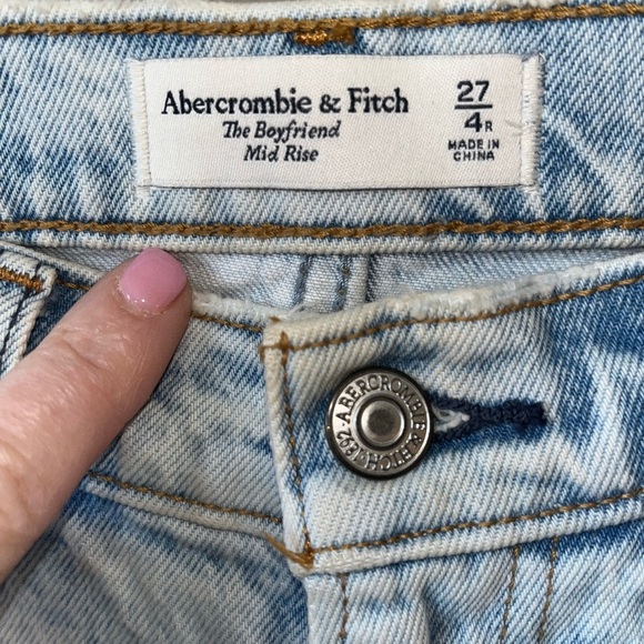 Abercrombie & Fitch Boyfriend Mid Rise Jeans Light Wash size 4/27 - Picture 3 of 6